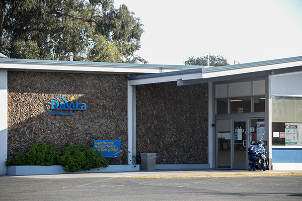 DaVita dialysis center in Oakland on Oct. 31, 2020. Photo by Anne Wernikoff for CalMatters