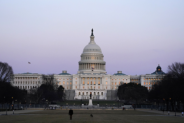 El edificio del Capitolio de los Estados Unidos después del atardecer en Washington, DC, el 4 de marzo de 2021. AP Photo / Alex Brandon